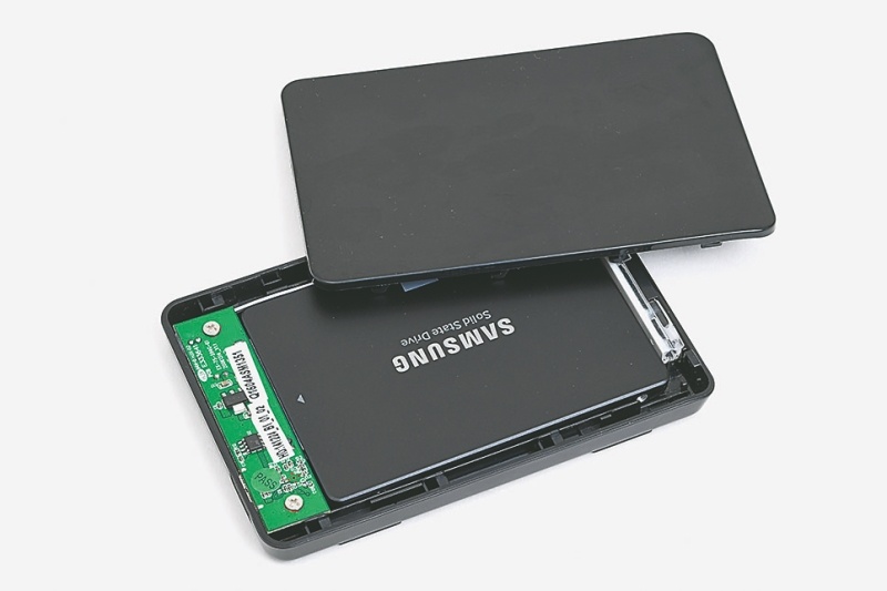①SSDを外付けケースに入れる<br>外付け2.5インチケースの天板カバーをスライドさせて取り、SSDをコネクタに挿し込む。そしてカバーを戻せば完了だ