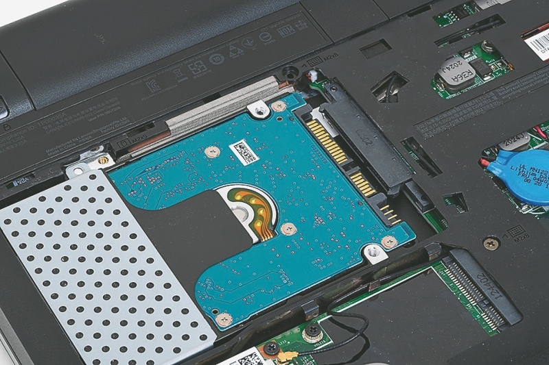 ⑤HDDを取り外す<br>HDDは底面の2.5インチベイに2本のネジで固定。ネジを外し、側面側に引けば取り外せる