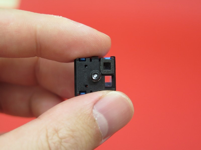 LEDの光はプリズムによってセンサーへと反射される