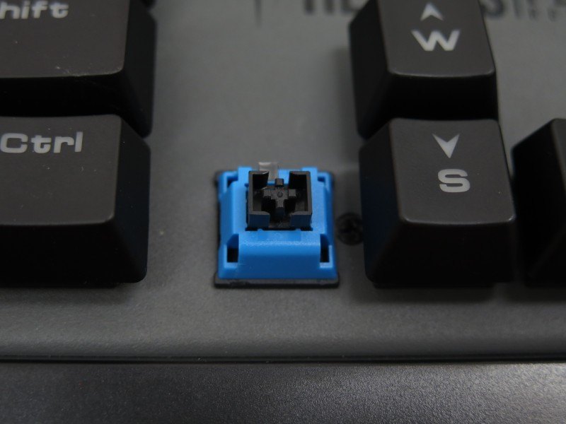 独自の光スイッチ。本製品には青軸ライクな感触のものが採用されている