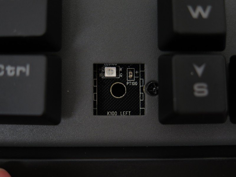 引き抜いたところ。光センサー(右)とLED(左)が確認できる