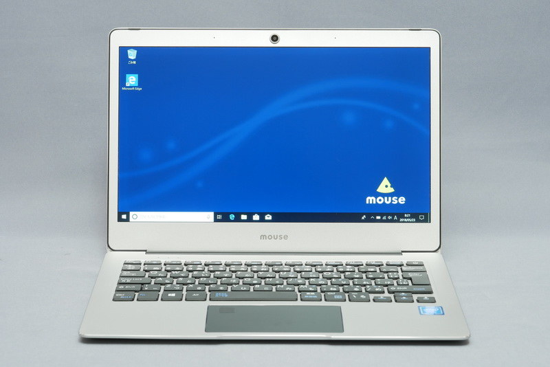 本体を正面から見た様子。低価格なモバイルノートながら、アルミ筐体採用で品質はかなり優れている