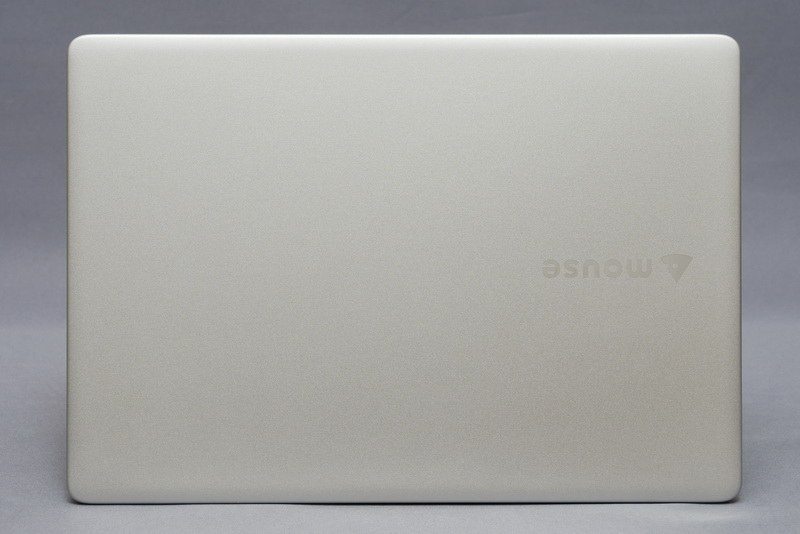 天板部分。フラットで側面がわずかにカーブしている。全体的にシンプルで高品質な印象だが、全体的なデザインはMacBookにかなり近い