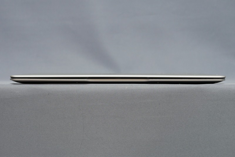 本体正面。筐体は薄く、細かな部分までの仕上げも申し分ない