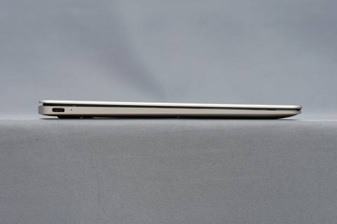 Hothotレビュー】3万円台でもチープさが見えない金属筐体の11.6型