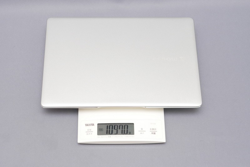 重量は実測で1,097gと、サイズを考えるとやや重い印象だ