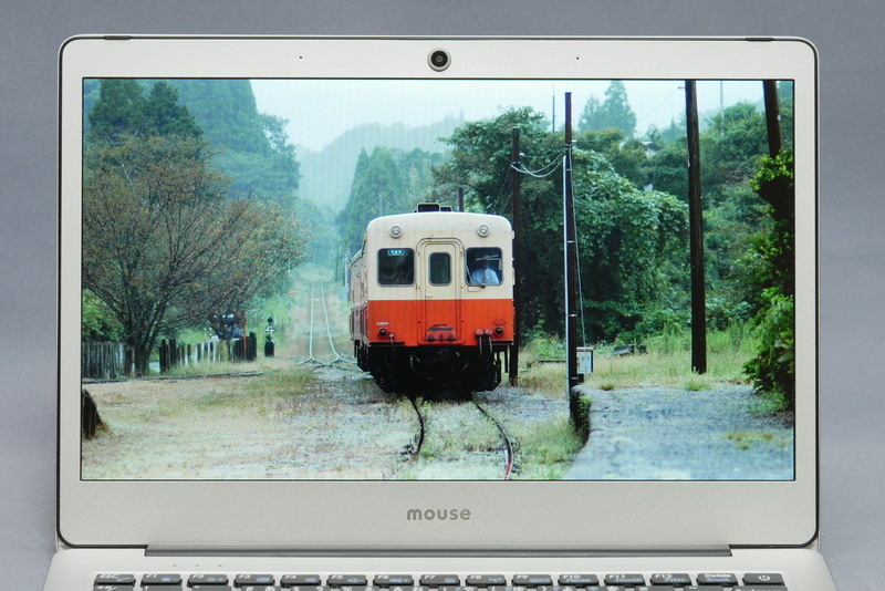 表面は非光沢処理のため外光の映り込みは少ないが、発色の鮮やかさはやや弱い。また、全体的に青みが強く、おとなしめの発色だが、この価格帯としては標準的だ