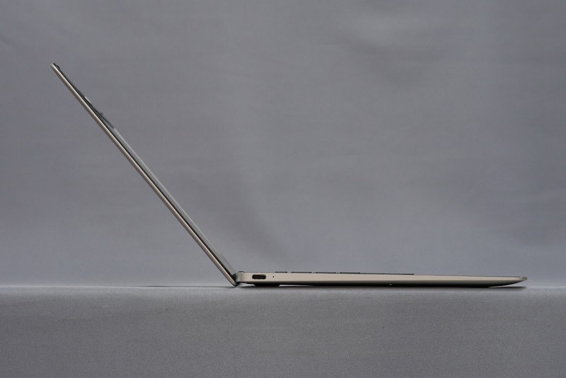 ディスプレイは130度程までしか開かない