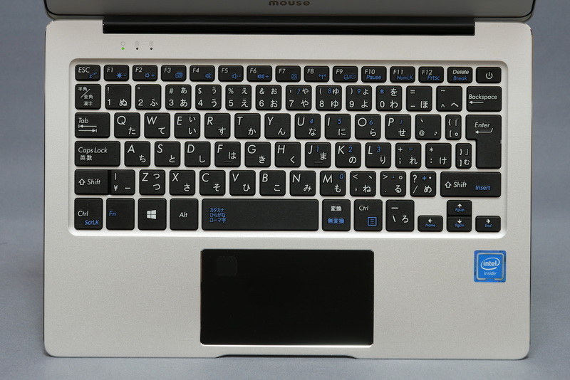 アイソレーションタイプのキーボードを搭載。キーボード面も金属を採用しているため剛性が高い