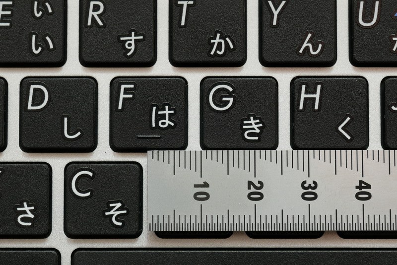 主要キーのキーピッチは約17mmとややせまい