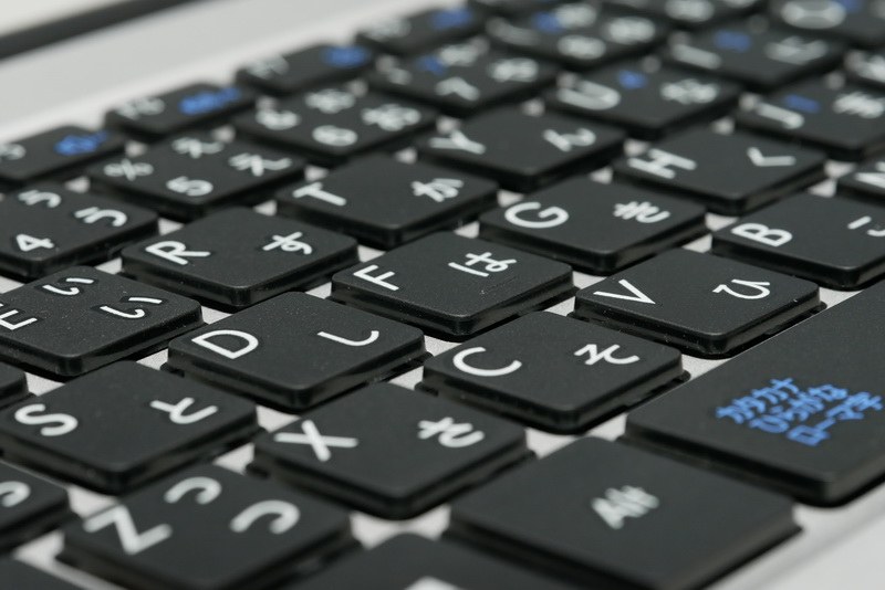 ストロークは約1.8mmとまずまずの深さ。標準的な堅さとストロークの深さで打鍵感はまずまずといったところだ