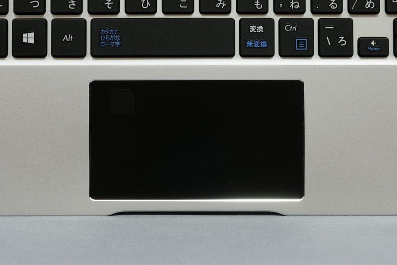 クリックボタン一体型のタッチパッドは面積が十分に広く、こちらは扱いやすい