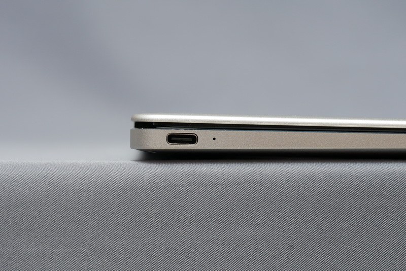 左側面にはUSB 3.0準拠のUSB Type-C×1のみを用意。給電もこのUSB Type-Cを利用する