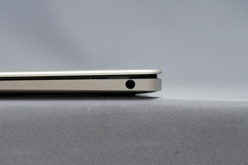 右側面にはオーディオジャックを用意