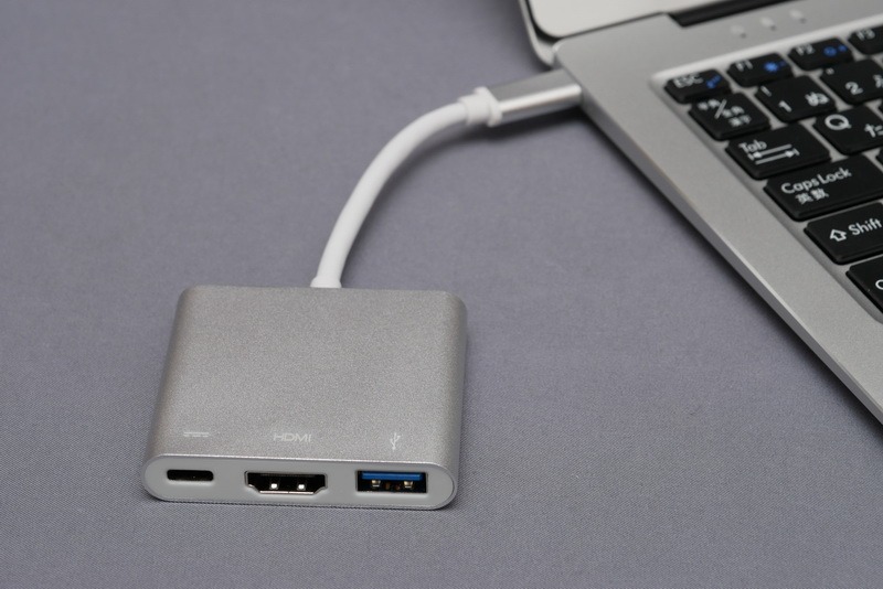 標準でUSB Type-C、HDMI、USB Type-Aを備えるポートリプリケータが付属