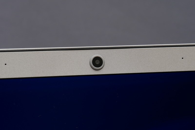 ディスプレイ上部には約200万画素のWebカメラを搭載