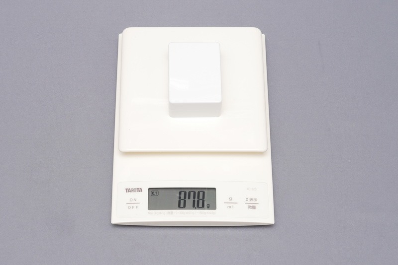 ACアダプタ単体の重量は実測で87.8gと軽い
