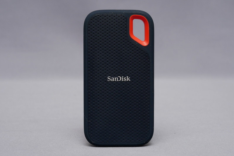 本体正面。サイズは49.55×96.2×8.85mm(幅×奥行き×高さ)とコンパクト。右上には大きな穴があけられ、カラビナなどにも取り付けられる