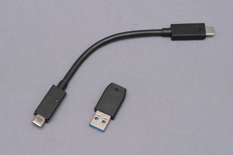 付属のUSB Type-CケーブルはType-A変換コネクタを利用してType-Aポートにも簡単に接続できるように配慮されている