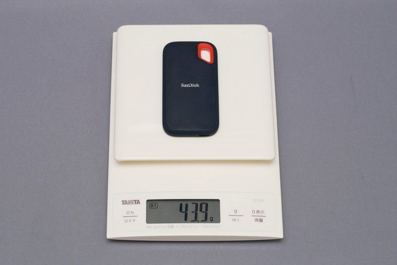重量は実測で43.9gと軽く、携帯性に優れる