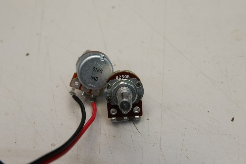 この部品がボリューム。添付品は250kΩだが、5kΩを別途購入(100円もしない)して交換すること