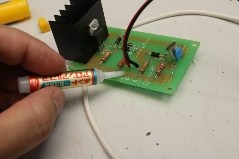 電線類は、アロンアロファで基板に固定する。じゃないと作ってる間に、電線に疲労が溜まって断線しやすくなる