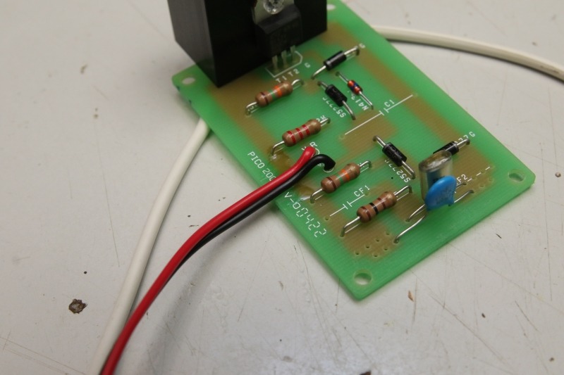 これで基板の完成!CF1とC1は部品別売で、さすものがない