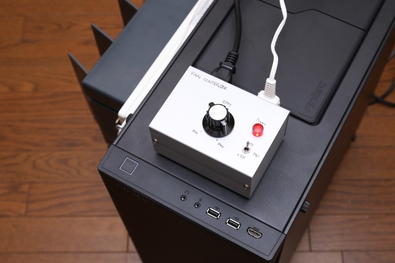 まずは基板や部品を乗せてみて、だいたいのレイアウトを決める。右利きなら操作系を右に寄せたほうがカッコイイし使いやすい