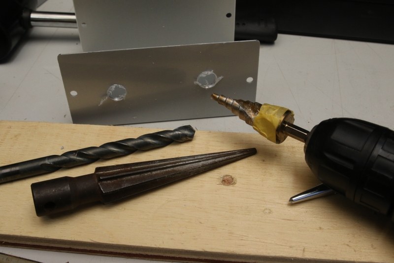 ケビキした中心にドリルで穴を開ける