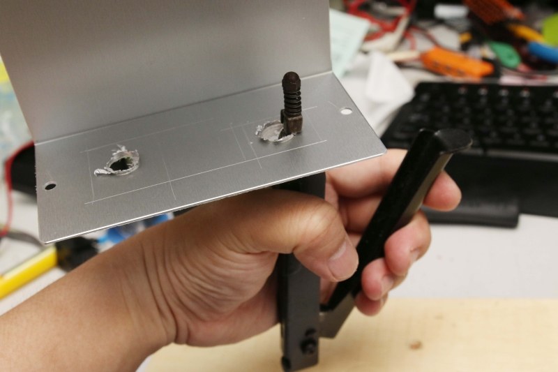 これがハンドニブラ。四角い穴を開けるときに、革命的な便利さ!1mm厚ぐらいのアルミならスイスイ切れる