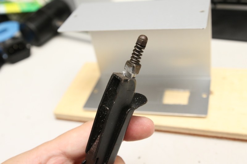 ハンドニブラの刃先。これで5mm×1mmずつ食いちぎっていく