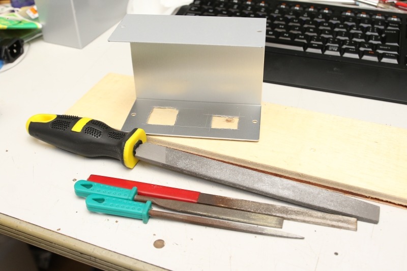 だいたいの穴が開いたら、ヤスリで仕上げ