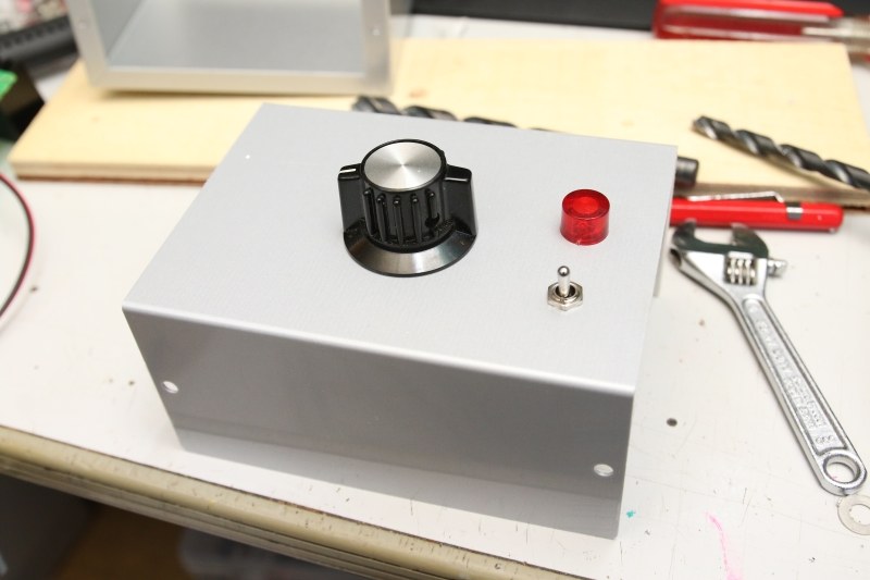 上部の部品は、ドリルとリーマで穴開けして固定。丸穴の部品は簡単につけられる