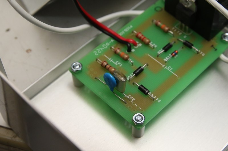 スペーサーという部品で基板を持ち上げて固定。これでショートしない。心配なら基板の下にガムテープでも貼っておくといい