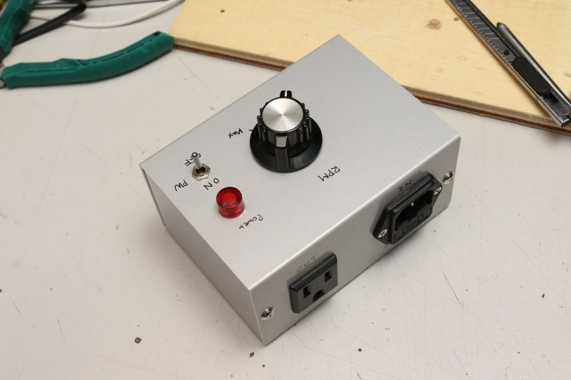 電源部分。右がコンセントを差しこむ側(ヒューズつき)。左は出力側になっている