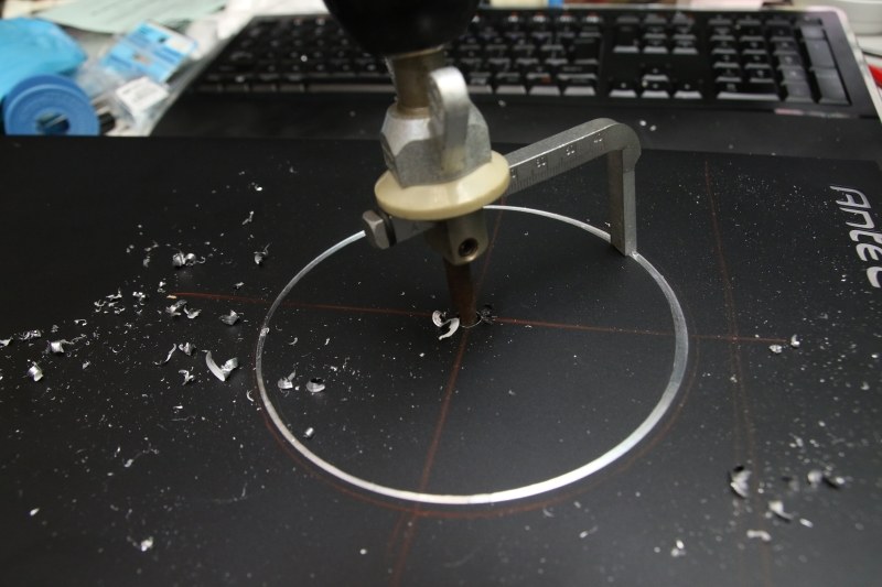 こうして少しずつ削って穴を開けていく。焦らずゆっくり穴あけするのがポイント