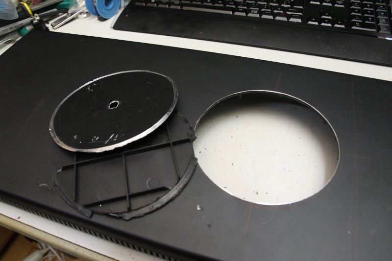 裏からも自由錐の刃を入れていき切断。～12cmぐらいの穴なら一番正確でキレイに穴あけできるのが自由錐