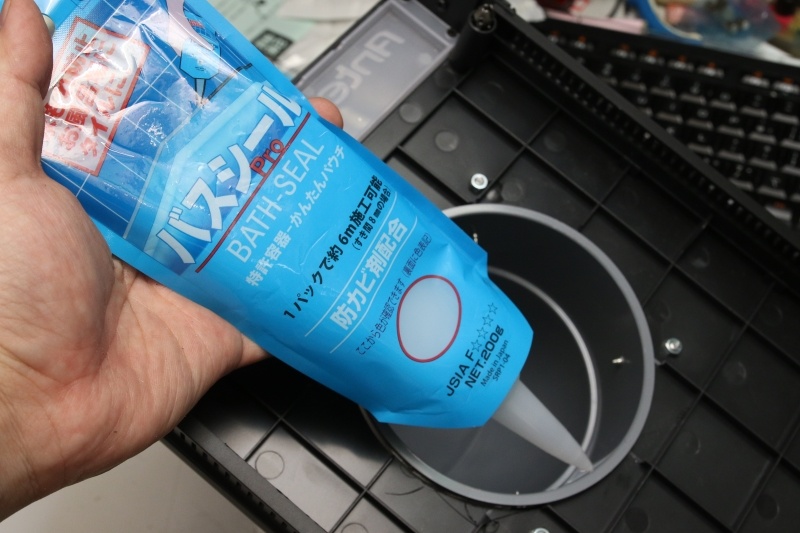 シリコンのコーキング剤を使って、エアを吸わせたくない穴などを塞いでいく