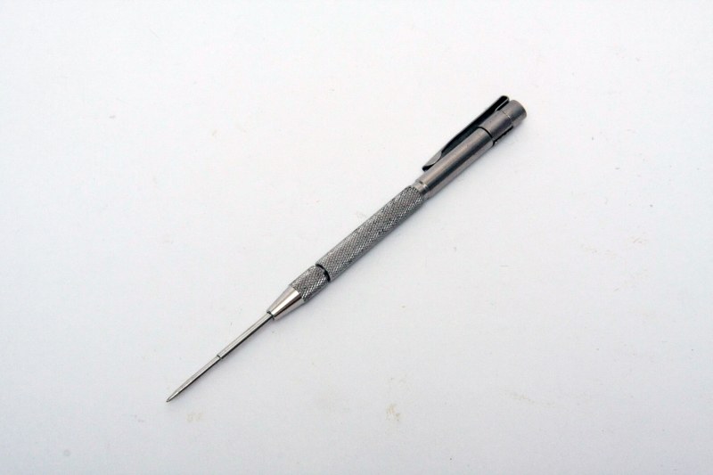 <strong class="em ">ケビキ針</strong><br>購入価格:1,500円<br>金属に直接下書きする針。金属にキズをつけて線を引く。精度の高い工作では必須