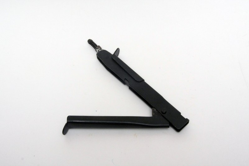 <strong class="em ">ハンドニブラ(ホーザン)</strong><br>購入価格:3,500円<br>アルミ板などに四角い穴を開ける道具