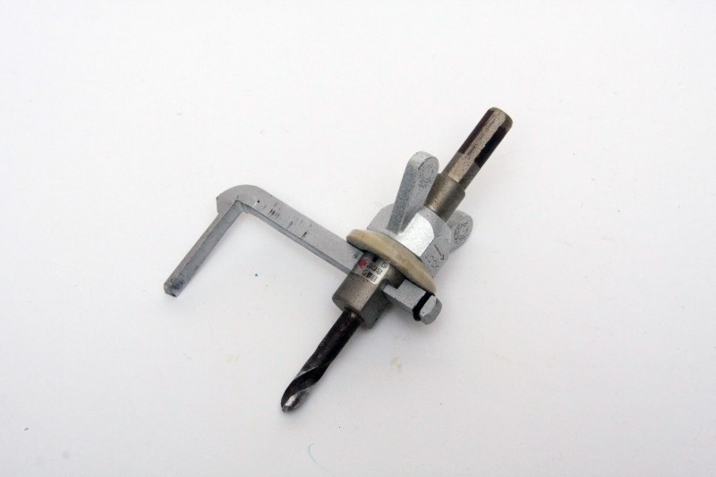 <strong class="em ">自由錐(神沢)</strong><br>購入価格:8,000円<br>ドリルにつけて自由な大きさの穴を開けられる。対応する穴は3～12cm程度。プラスチック用刃2,500円ぐらいから、金工用は刃が高いので8,000円ぐらい