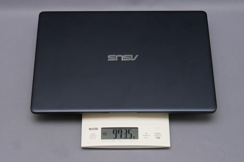 重量は実測で973.5gと1kgを切る軽さを実現しており、携帯性は抜群だ
