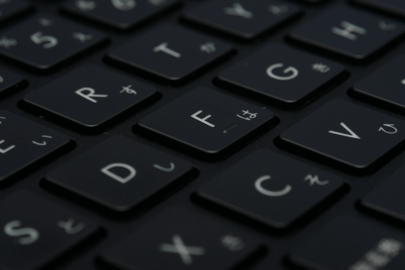 ストロークはやや浅めだが、硬めのタッチとしっかりとしたクリック感で、ストロークの浅さが感じにくく、しっかりとタイピングできる印象だ