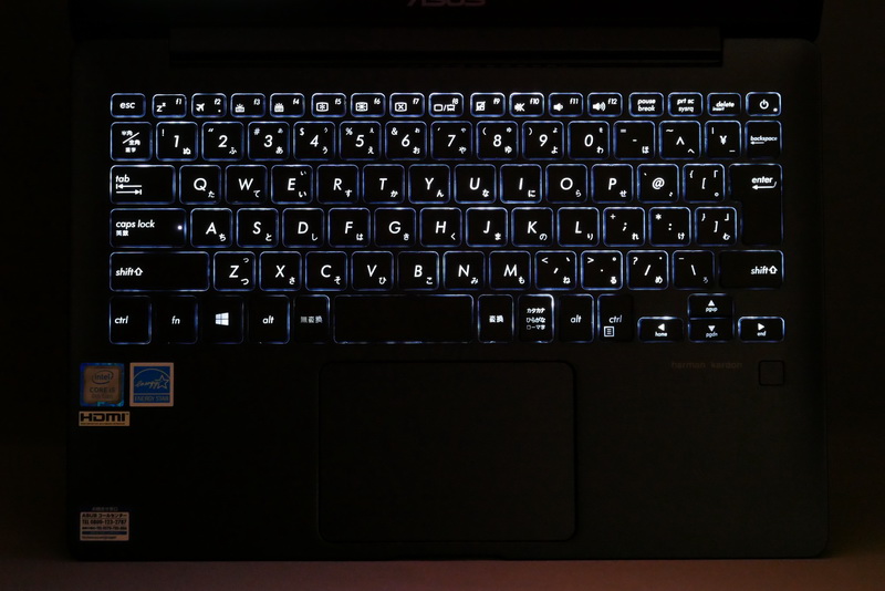 キーボードバックライトも搭載しているため、暗い場所でのタイピングも軽快だ