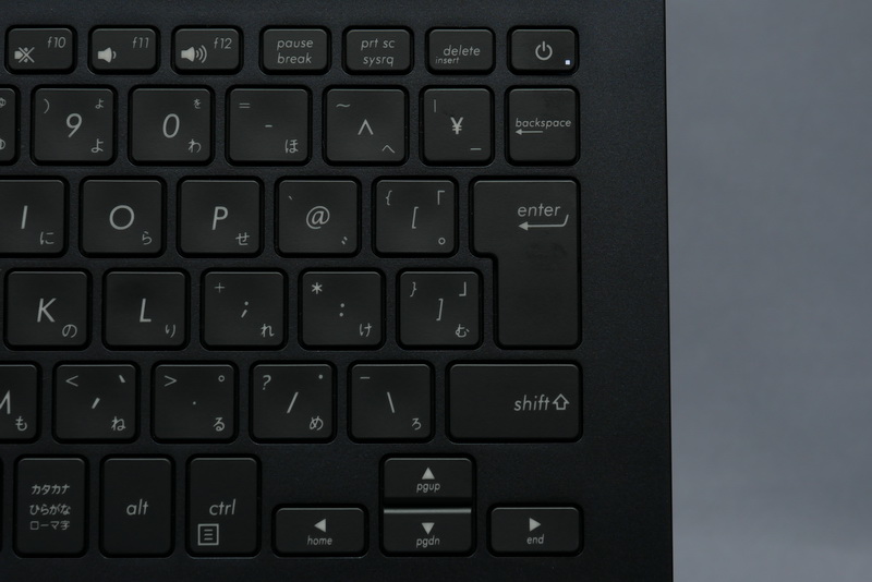 Back Spaceキーの上に電源ボタンがあり、標準設定では押した瞬間にスリープに落ちてしまう点は少々残念