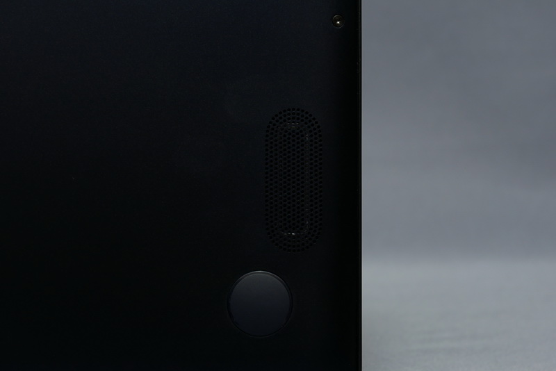 底面にharman/cardonブランドの高音質ステレオスピーカを搭載。薄型モバイルノートとは思えない高音質なサウンドが再生できる