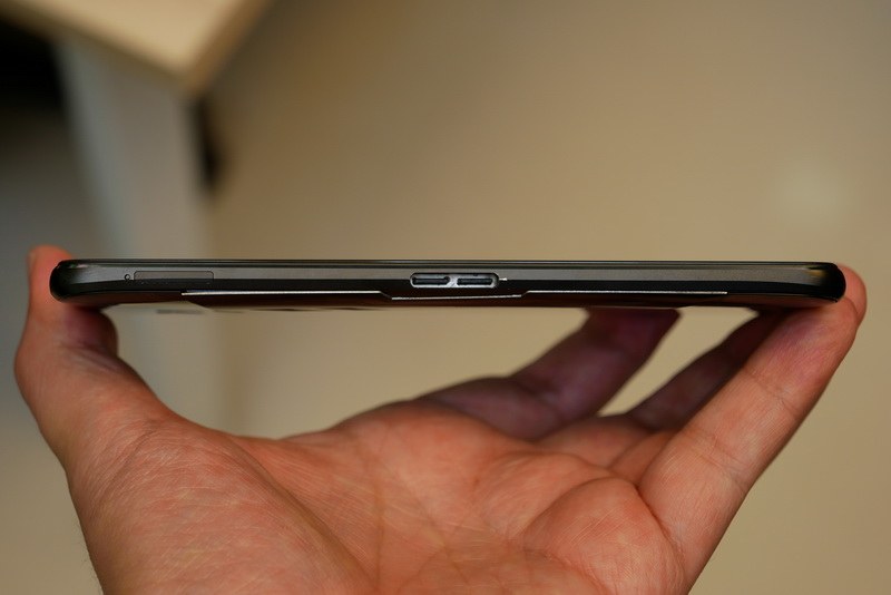 左側面。中央に見えるのがUSB Type-C対応の専用拡張ポート