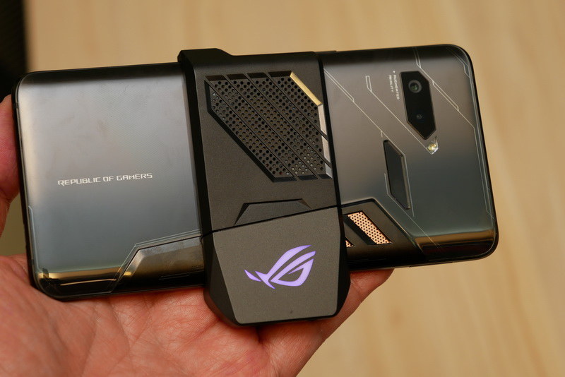 専用冷却ユニットを装着した様子。ファンで本体を冷却する