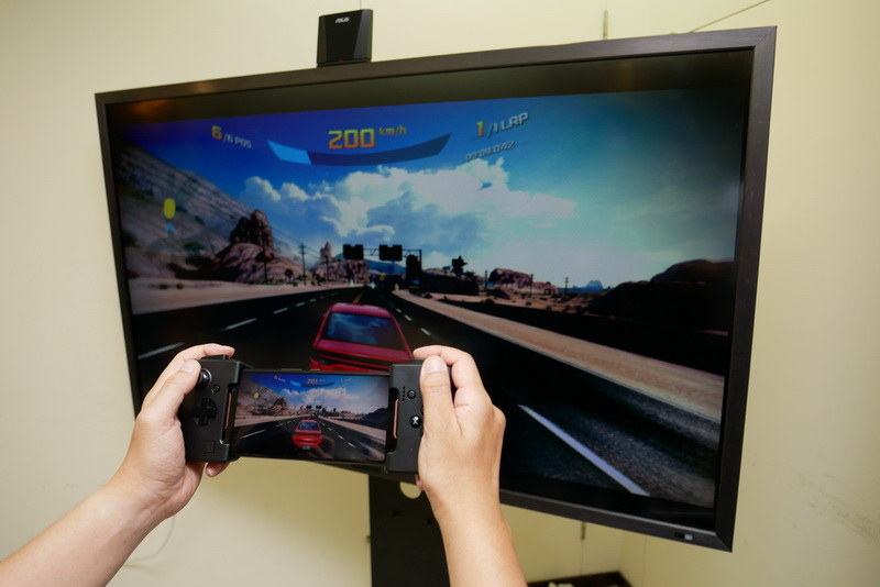 IEEE 802.11adを利用して低遅延で映像を無線転送し、大画面でのゲームプレイを実現する「WiGig Dock」