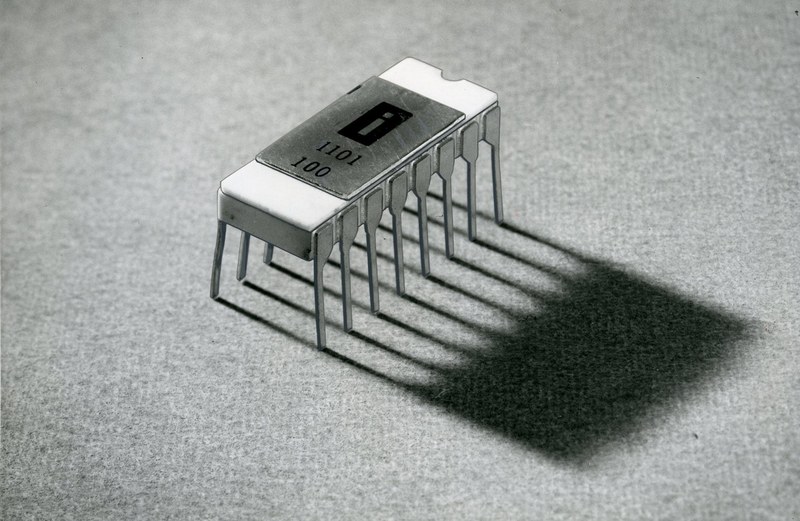 初めてMOS技術で大量生産するとともに、初めてシリコンゲートを採用したメモリ(SRAM)「1101」の外観。セラミックのDIP(Dual In-line Package)にシリコンダイを封止した